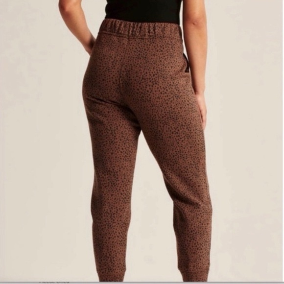 Abercrombie SoftAF City Joggers in Brown Animal Print - Picture 3 of 6